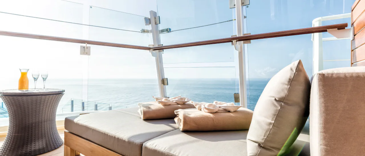 Njut av frisk luft, sol och oändliga vyer på det generösa soldäcket