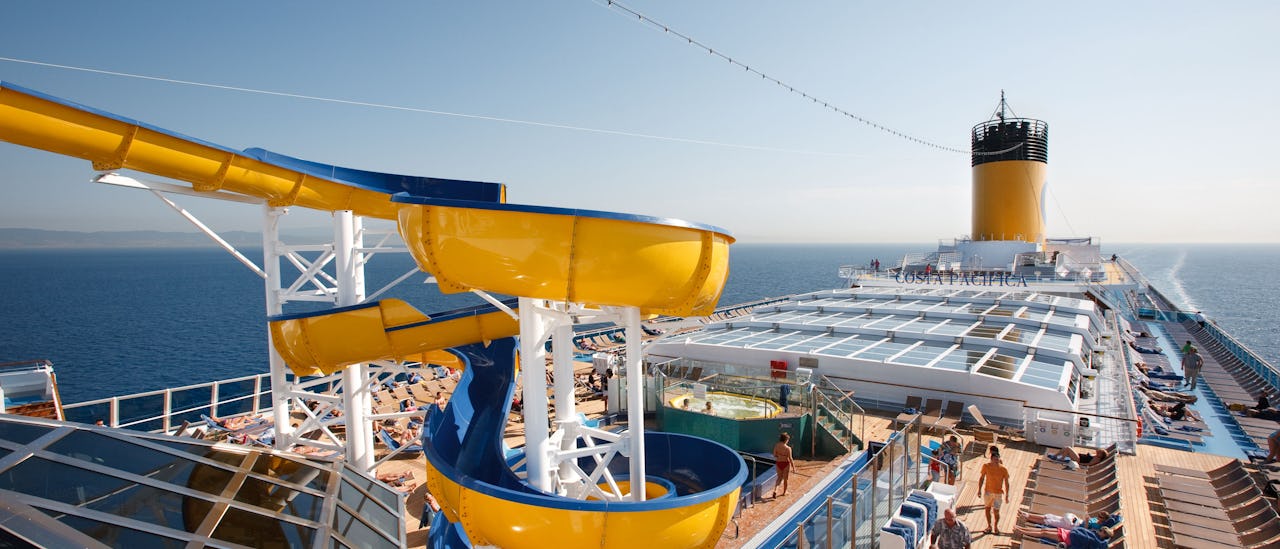 Vattenrutschbana över pooldäck