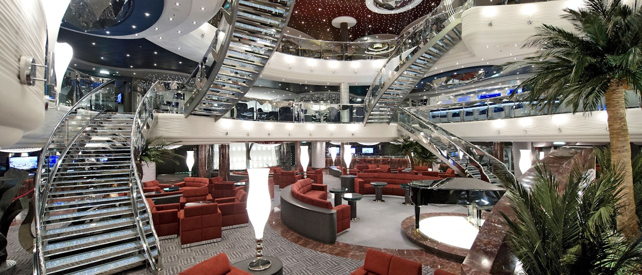 En av trapporna i atriet har trappsteg av äkta Swarovski-kristall och kostar en smärre förmögenhet