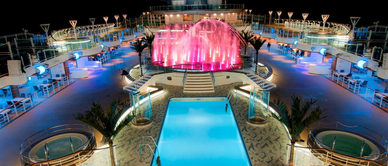 Se en film under stjärnorna på pooldäck