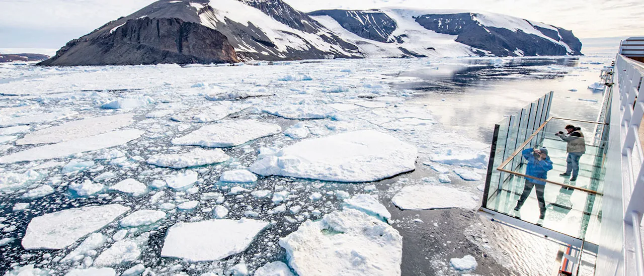 Glasbalkongen under dina fötter låter dig sväva över vattnet och avslöjar havets oändliga vidd och skönhet