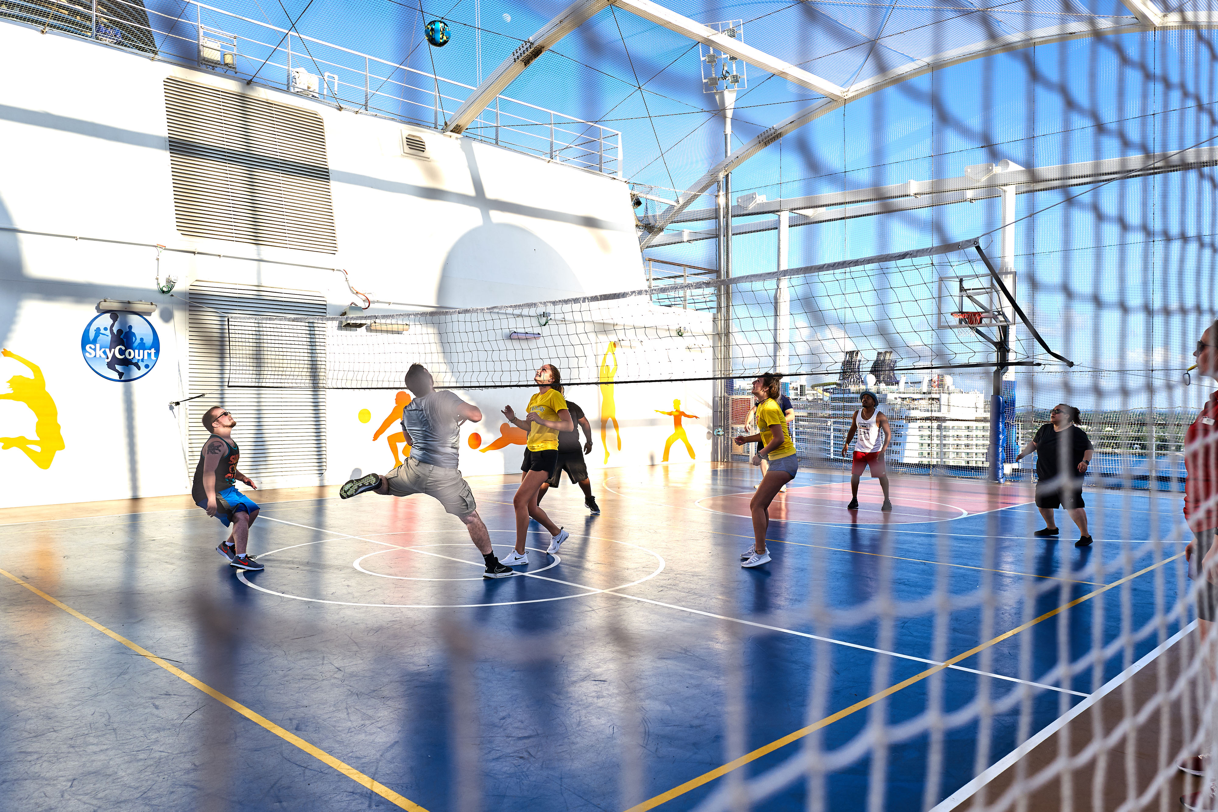 Spela volleyboll med havsutsikt