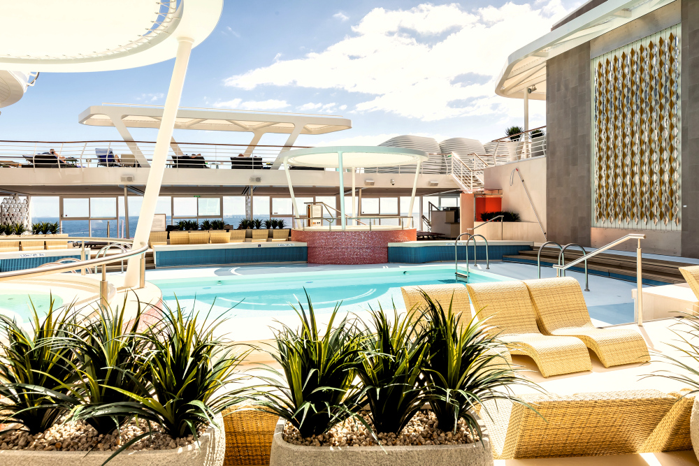 Utomhusområdet runt lagunen inbjuder till ren avkoppling