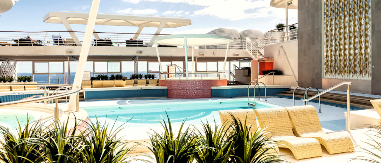 Utomhusområdet runt lagunen inbjuder till ren avkoppling