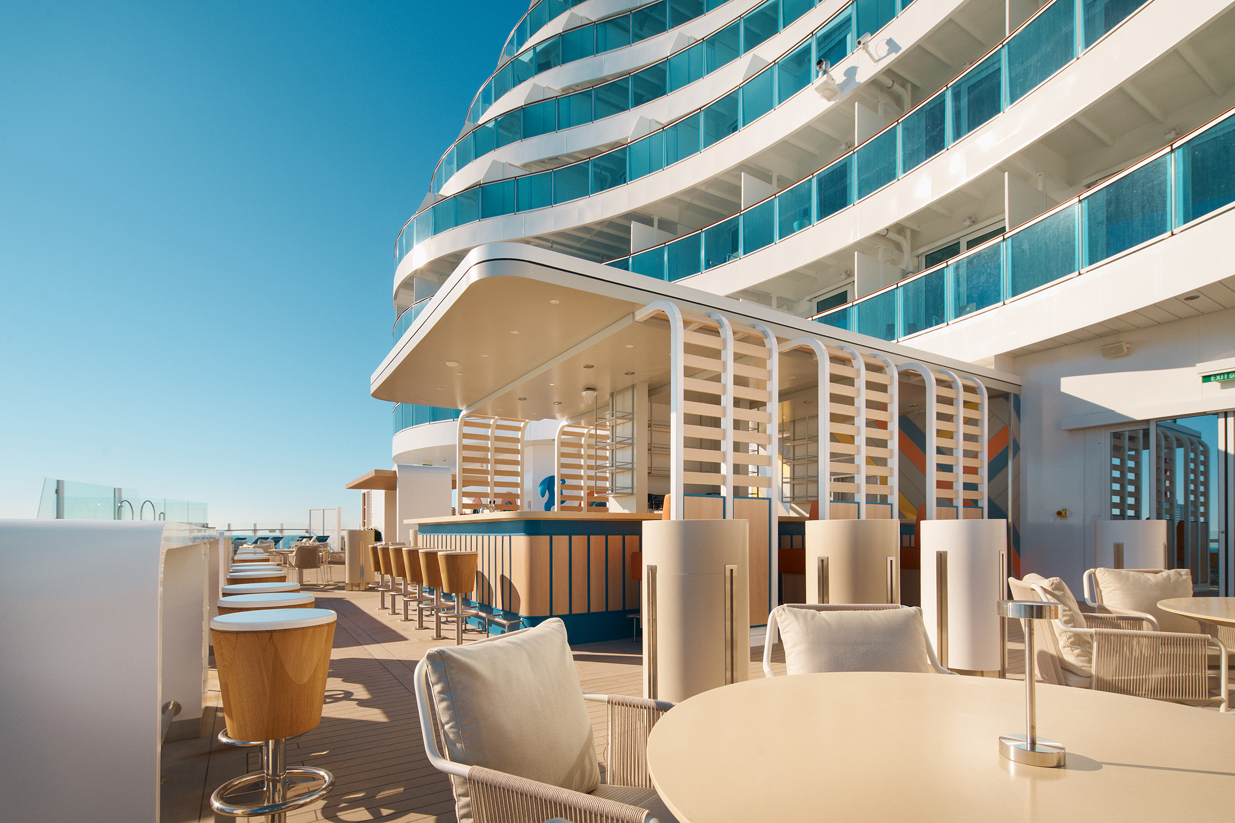 Costa Toscana imponerar med flera utomhuslounger för sol och avkoppling