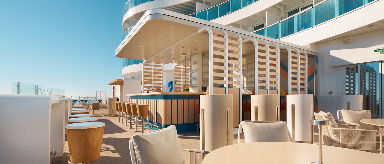 Costa Toscana imponerar med flera utomhuslounger för sol och avkoppling