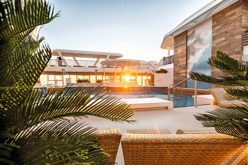 Utomhusområdet runt lagunen inbjuder till ren avkoppling