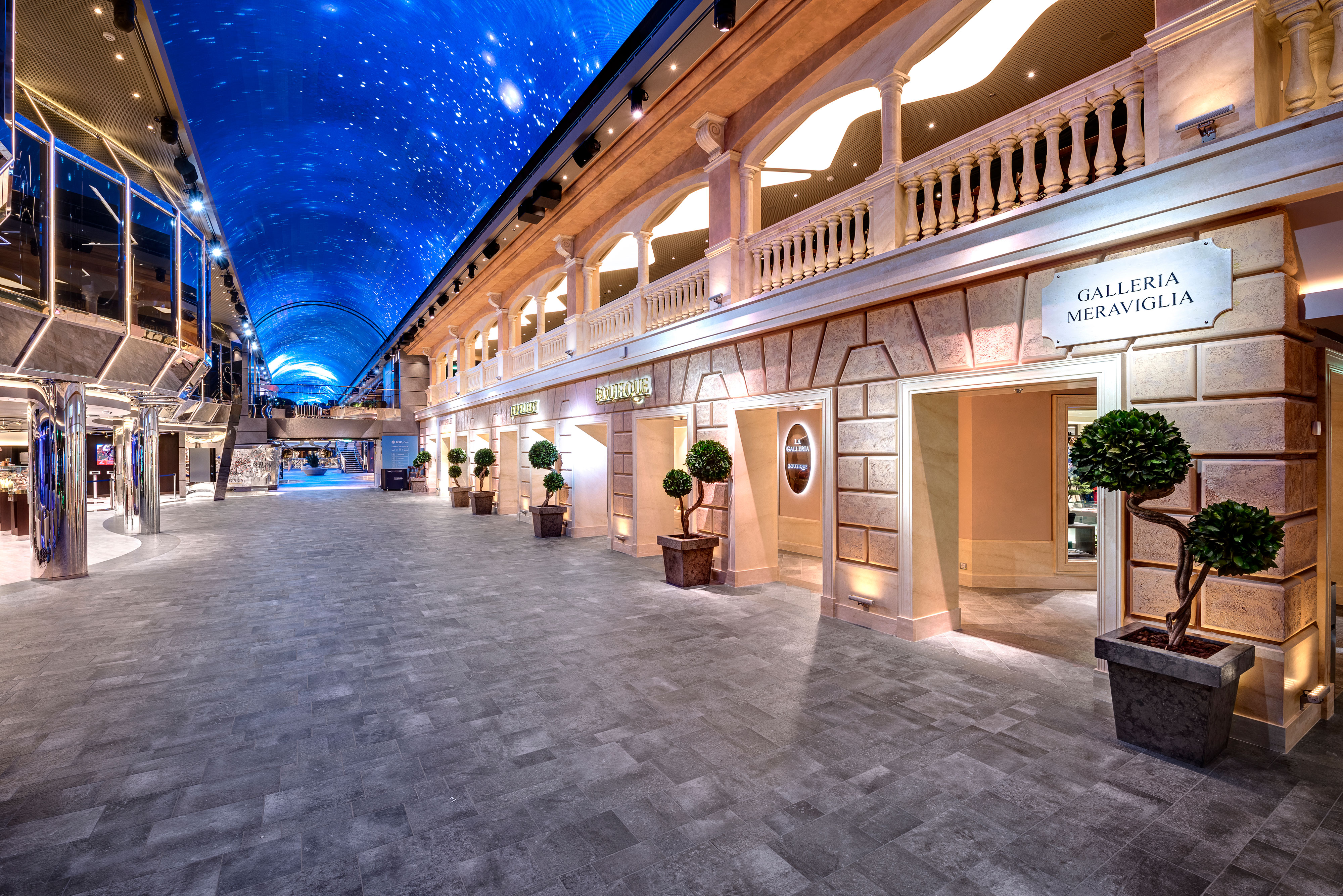 Den 96 m långa promenadgatan är fylld av butiker, barer och restauranger under  en 480 kvm stor LED-skärm