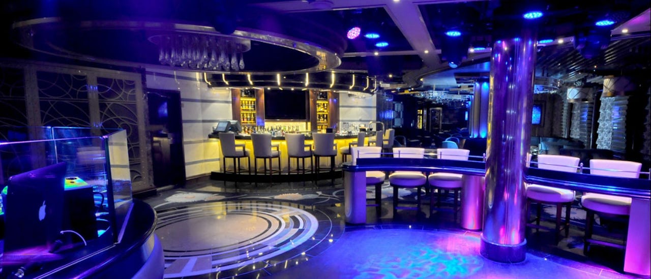 Gå till Club Fusion för dans och livemusik.