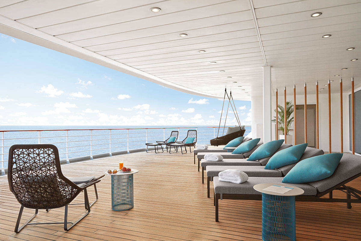 Njut på en av solsängarna i loungen