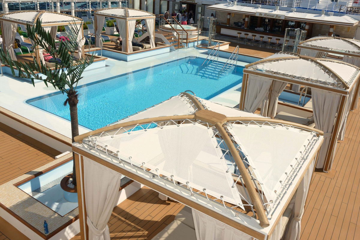 Ett av flera pooldäck