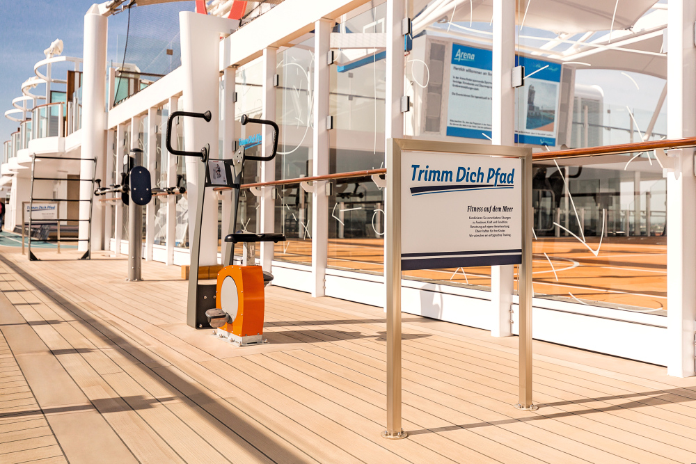 Det finns åtta träningsmaskiner på övre däck