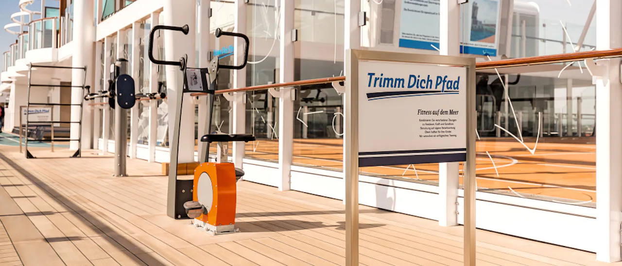 Det finns åtta träningsmaskiner på övre däck