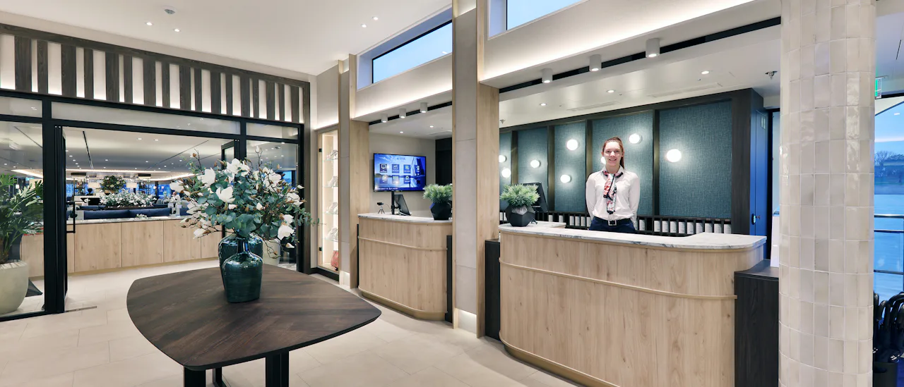 Du välkomnas ombord genom en välkomnande lobby