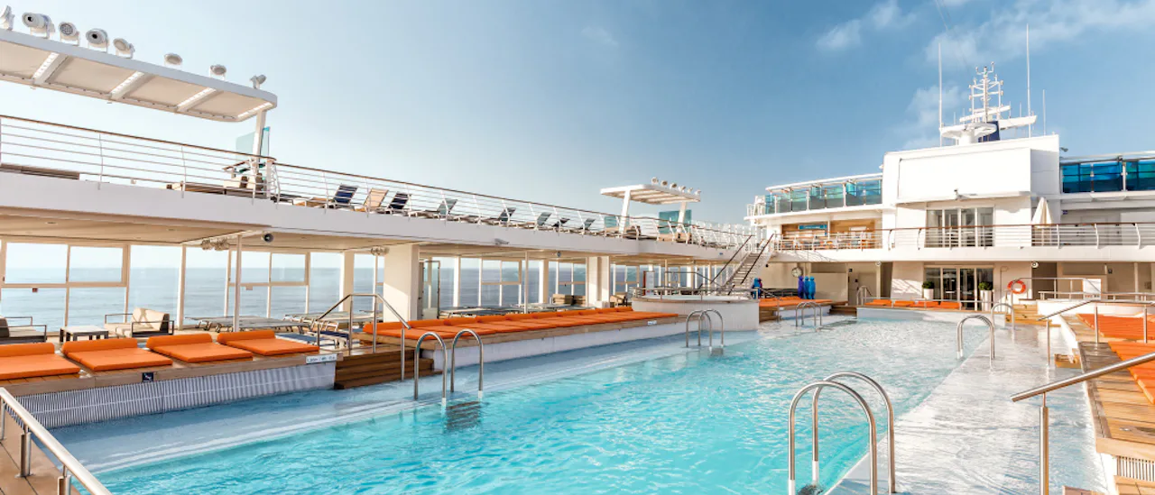 Ta ett härligt dopp i utomhuspoolen