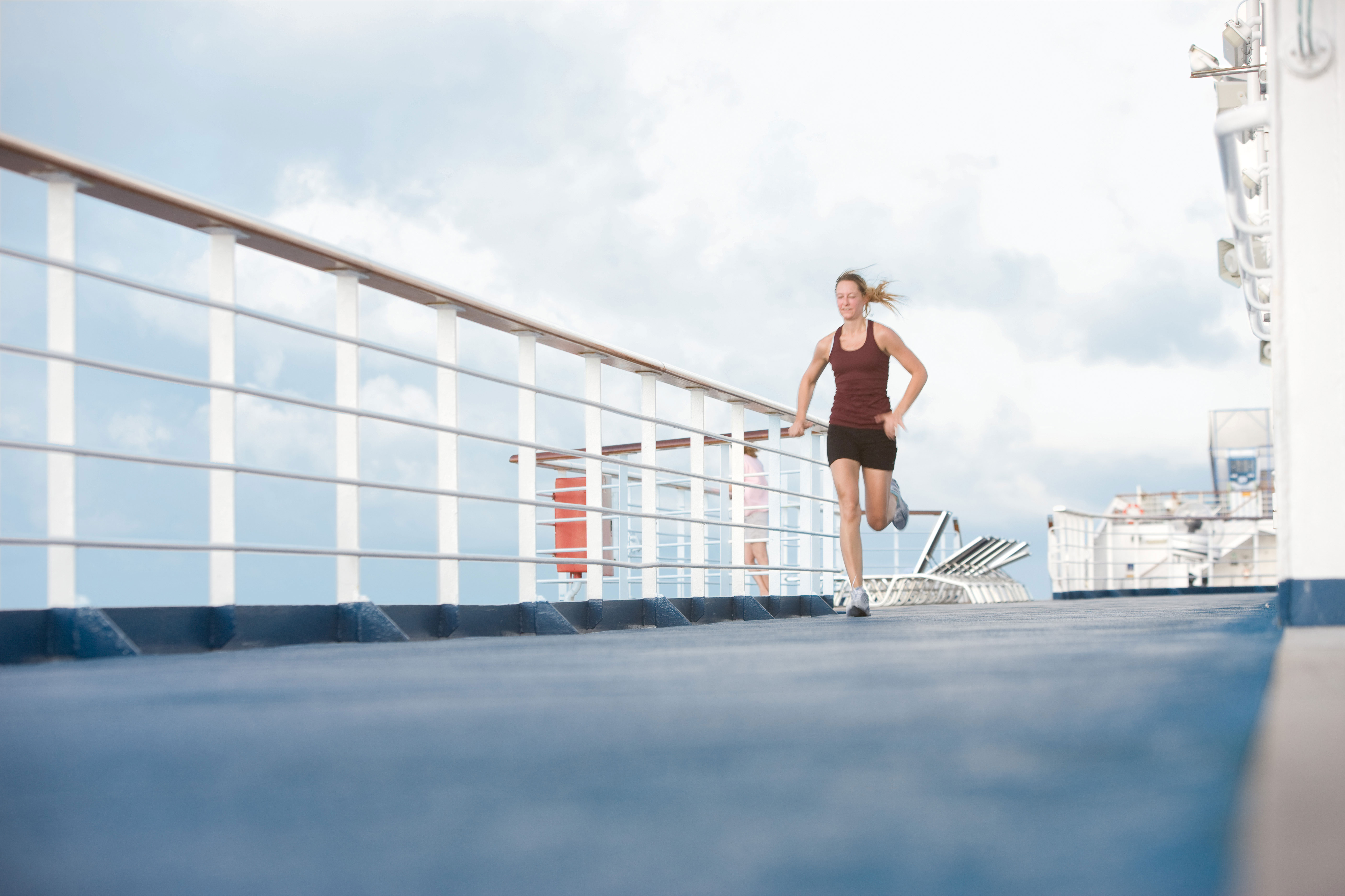 Löparrunda på pooldäck genom varma vindar