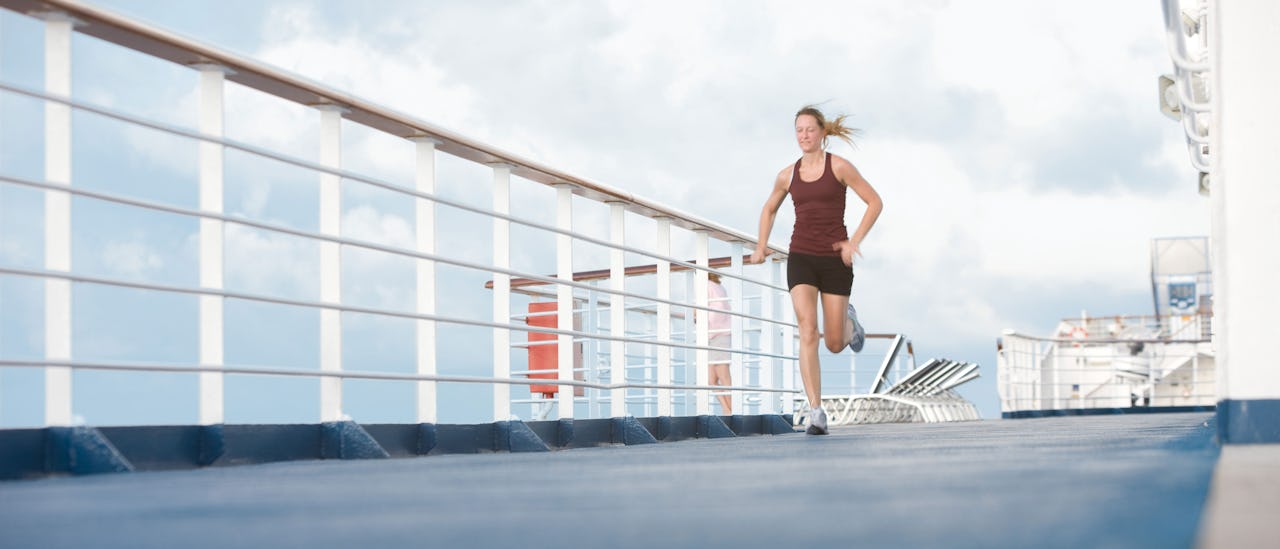 Löparrunda på pooldäck genom varma vindar