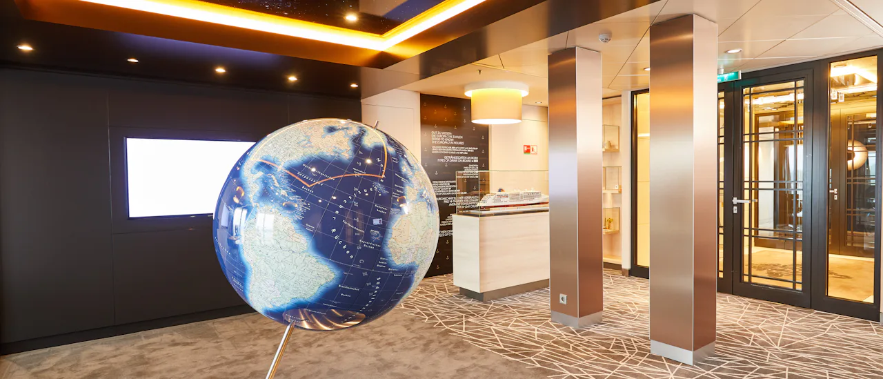 EUROPA 2-museet ligger i Cruise Sales Lounge