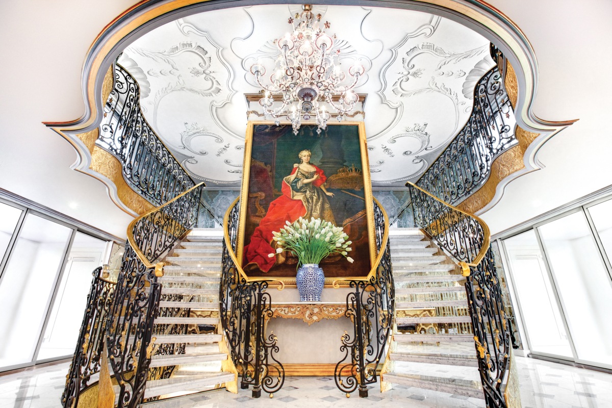 Du välkomnas ombord genom en vacker lobby