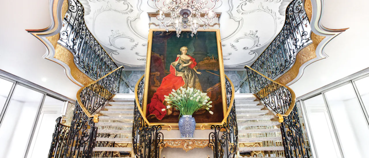 Du välkomnas ombord genom en vacker lobby