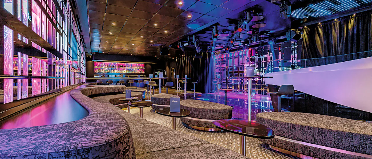 Vill du dansa? Då är Abtanz Bar med sitt stora dansgolv rätt plats för dig!