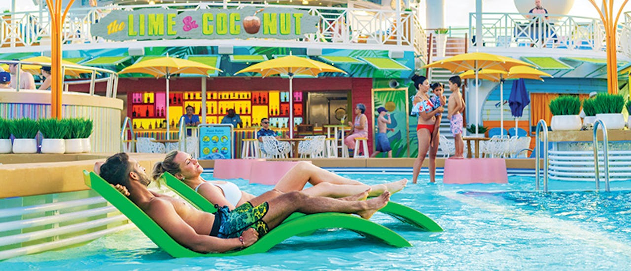 The Lime and Coconut höjer semesterkänslan med tropiska cocktails, livemusik och en livlig atmosfär!