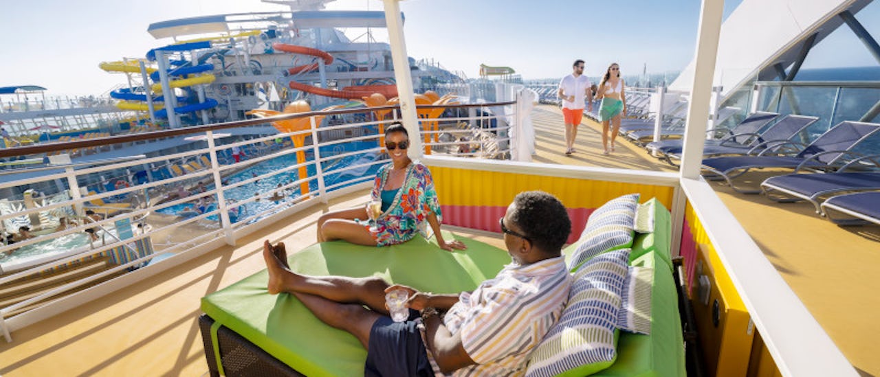 Njut i solen eller i skuggan och ett svalkande dopp i poolen