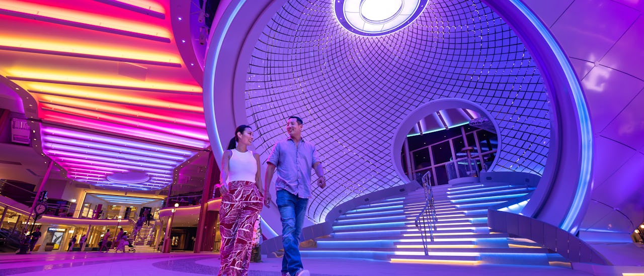 Insidan av Pearl har 3 000 kinetiska paneler och integrerade lampor som rör sig i organiska mönster dag och natt!