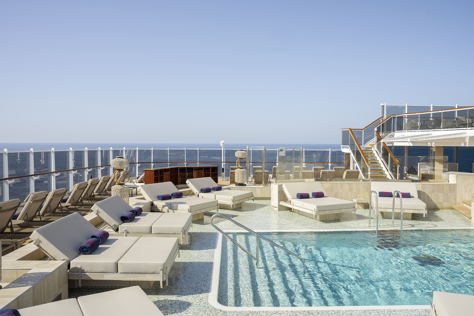 Atoll Pool & Bar - en intim pool med en avkopplande atmosfär