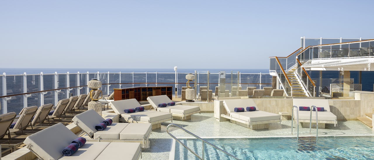 Atoll Pool & Bar - en intim pool med en avkopplande atmosfär