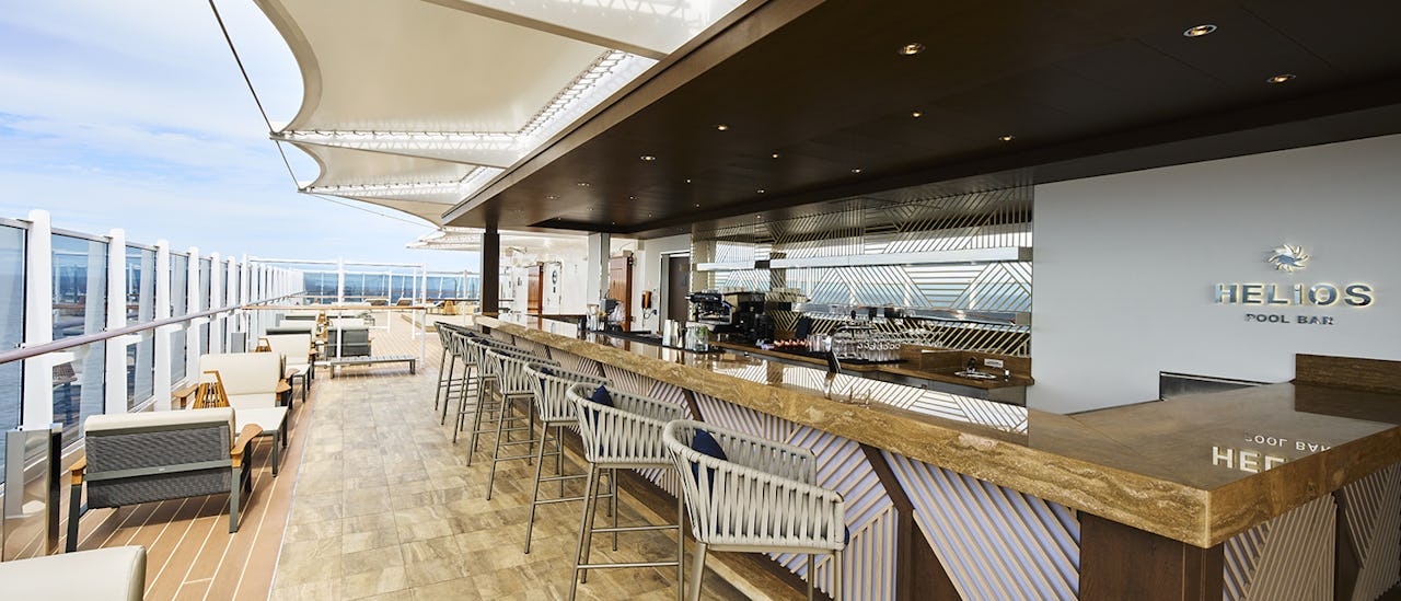 Njut av en cocktail i Helios Pool Bar
