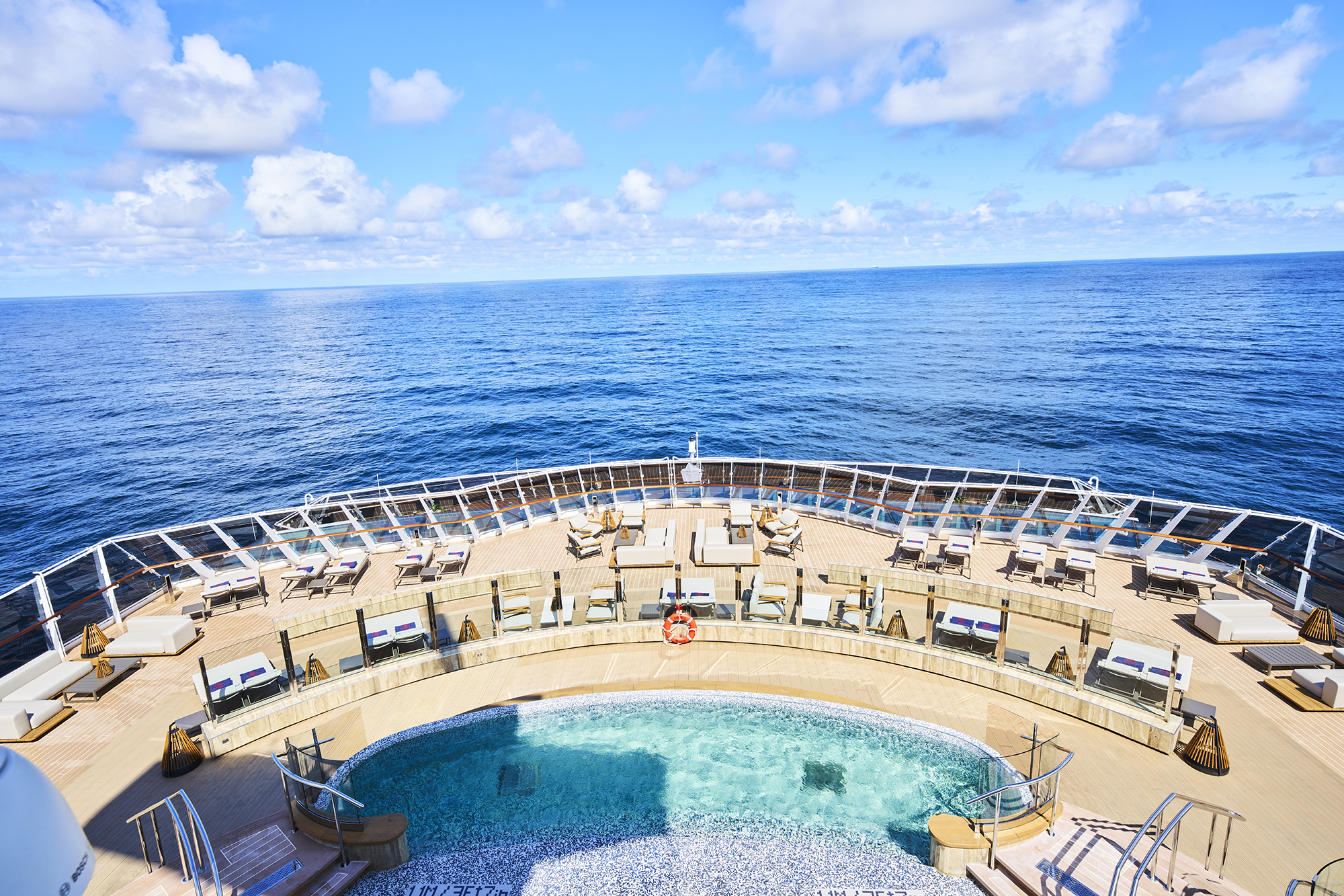 Helios Pool & Bar - en pool- och loungeupplevelse med panoramautsikt (endast för vuxna)