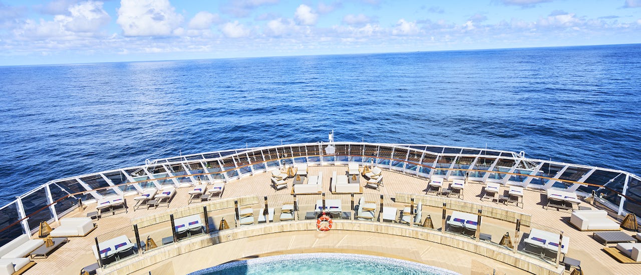 Helios Pool & Bar - en pool- och loungeupplevelse med panoramautsikt (endast för vuxna)