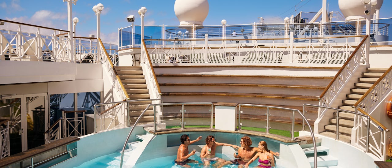 Byron Beach Club - en privat oas med pool, och spa beläget på fartygets övre däck