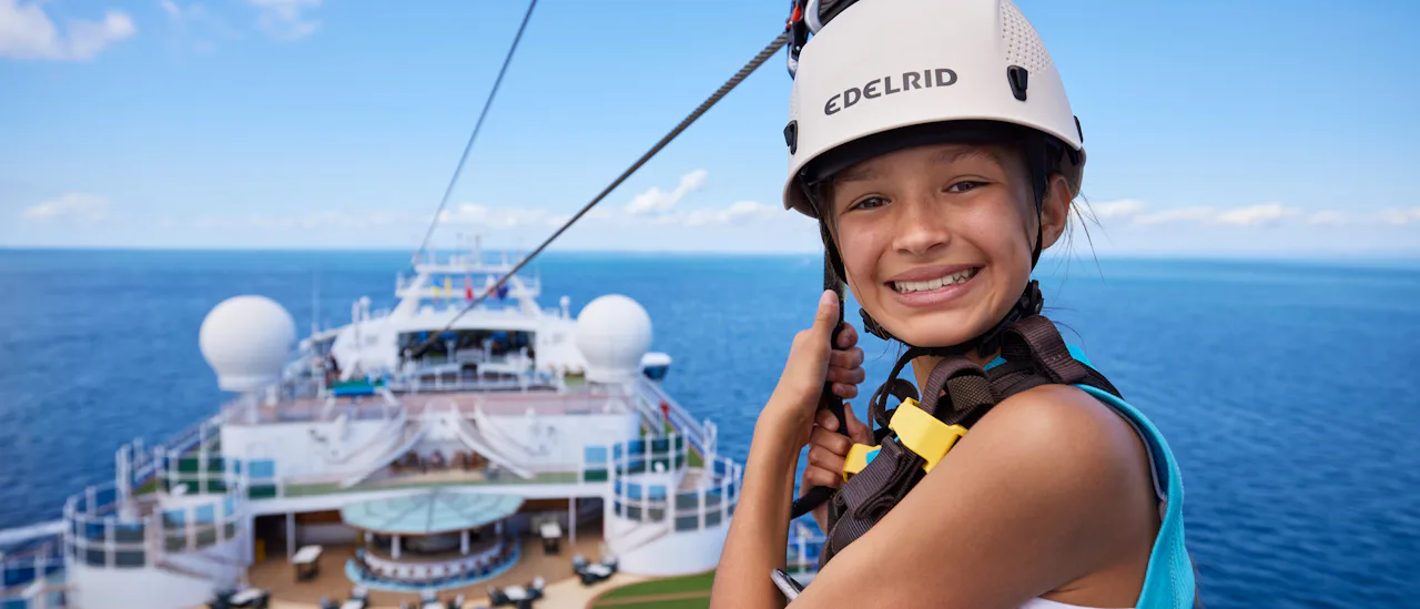 Utmana dig själv med att åka zipline över övre däck