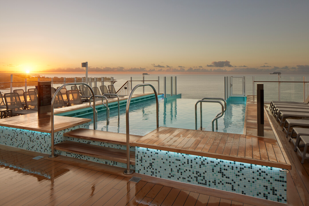 För ultimat lyx finns Infinity och Panorama Pool and Bar