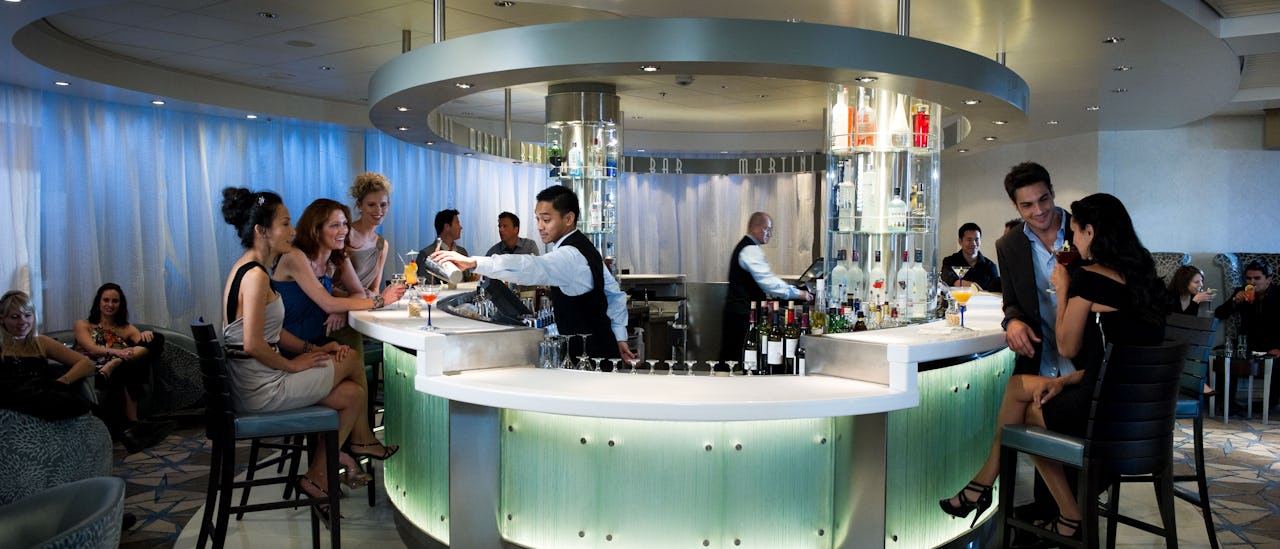 I Martini-baren serverar bartendern spännande alternativ av de mest klassiska dryckerna