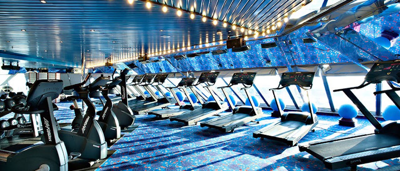 Träna med havsutsikt på ett välutrustat gym