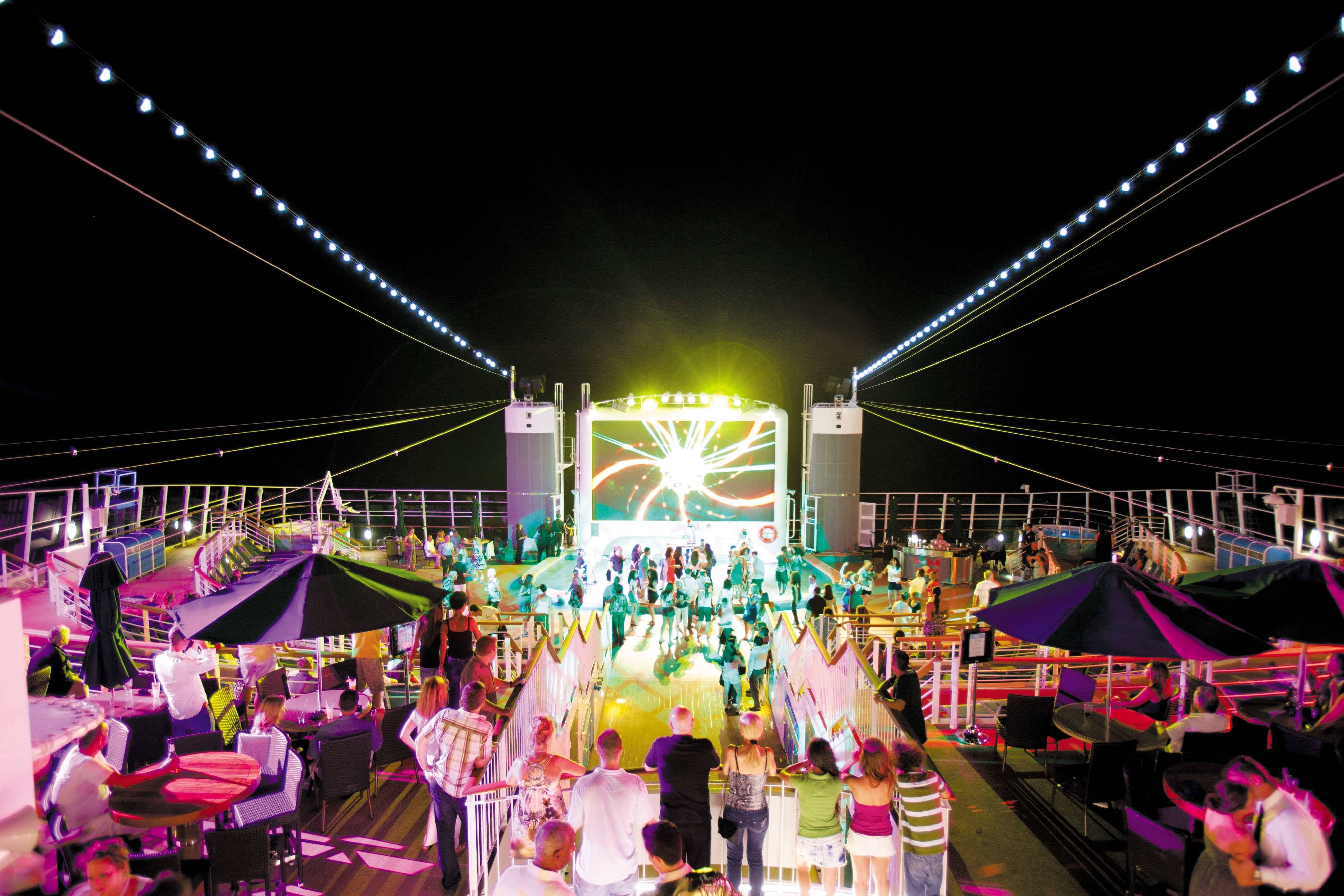 Nattklubben Spice H2O med dansgolv under stjärnorna