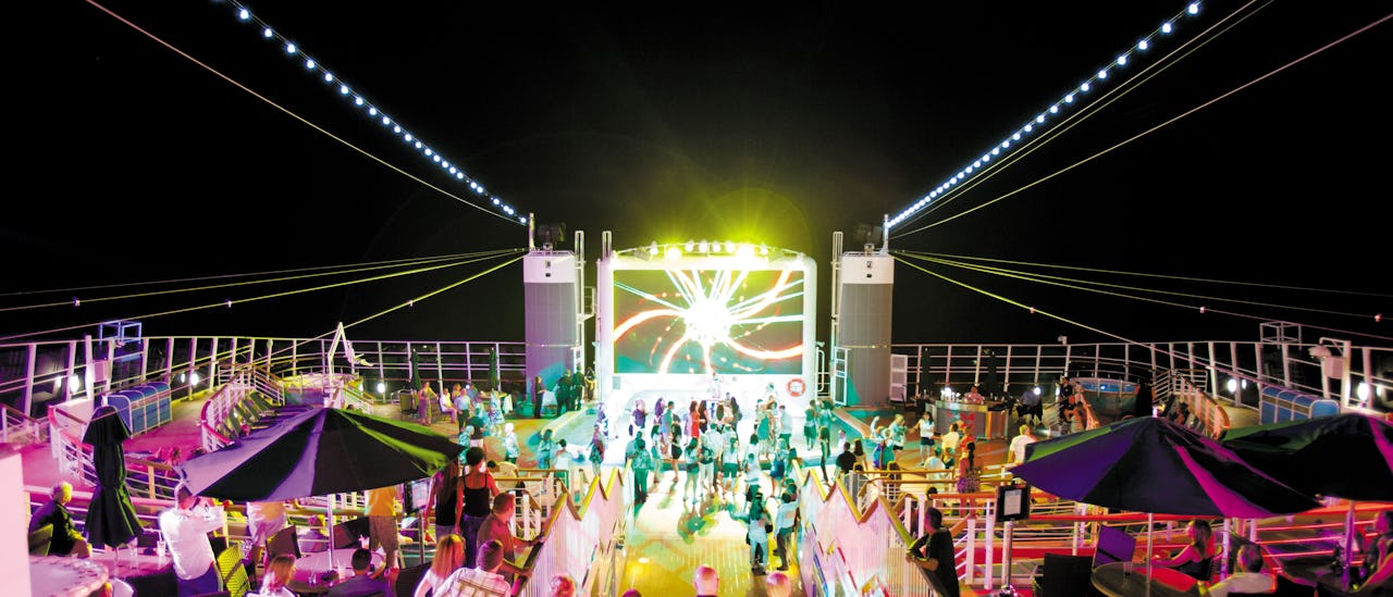 Nattklubben Spice H2O med dansgolv under stjärnorna