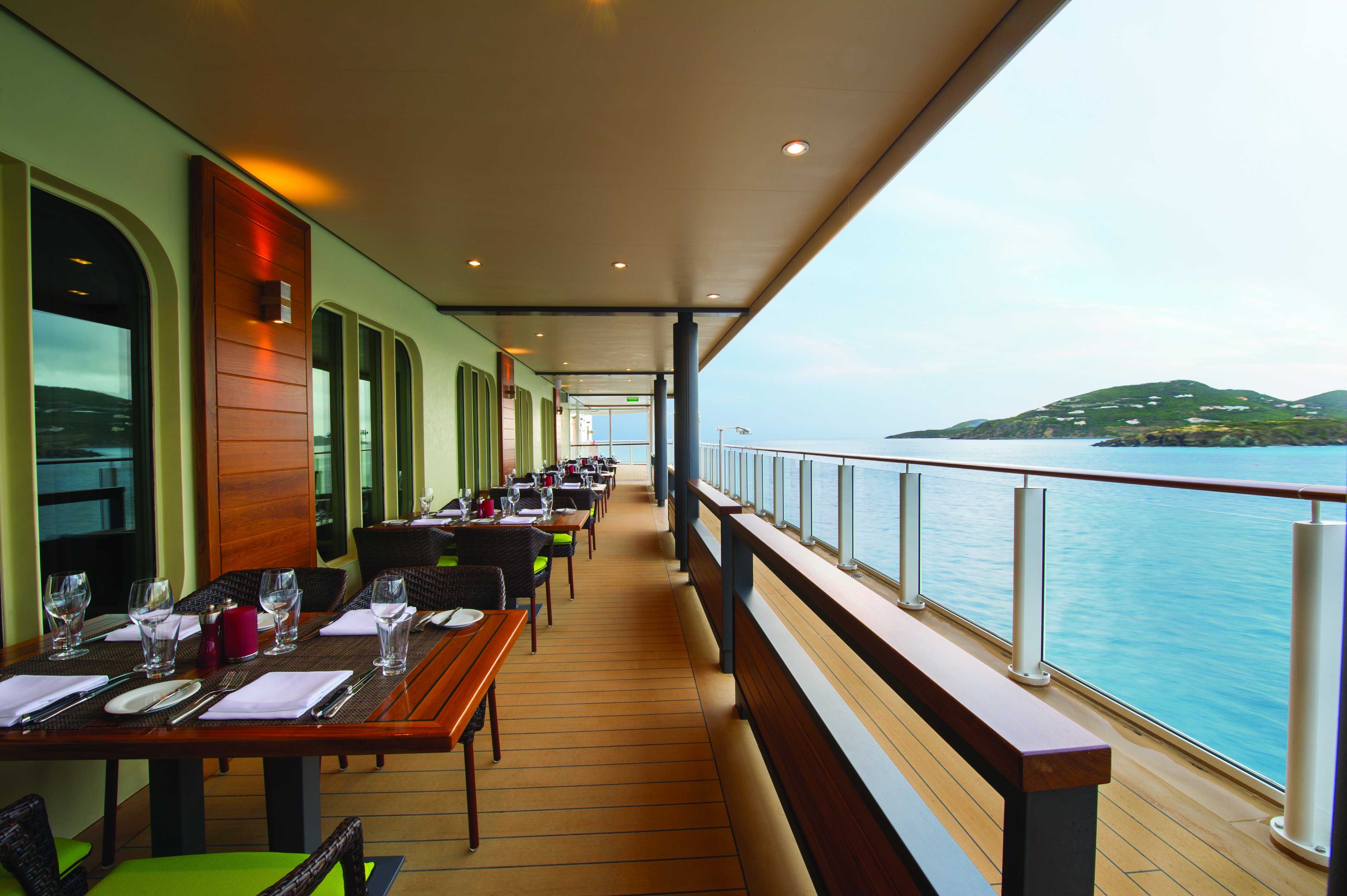 Häng på någon av Waterfronts många barer och uteserveringar