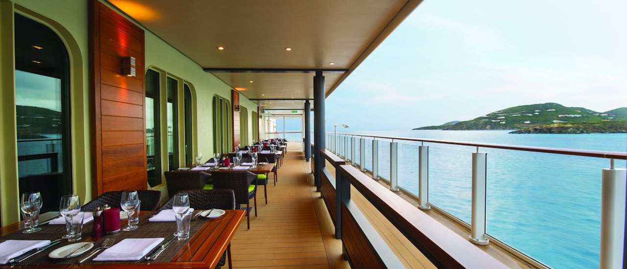 Häng på någon av Waterfronts många barer och uteserveringar