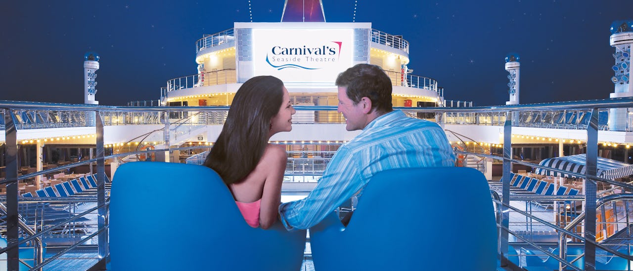 Kvällstid förvandlas pooldäcket till en biograf