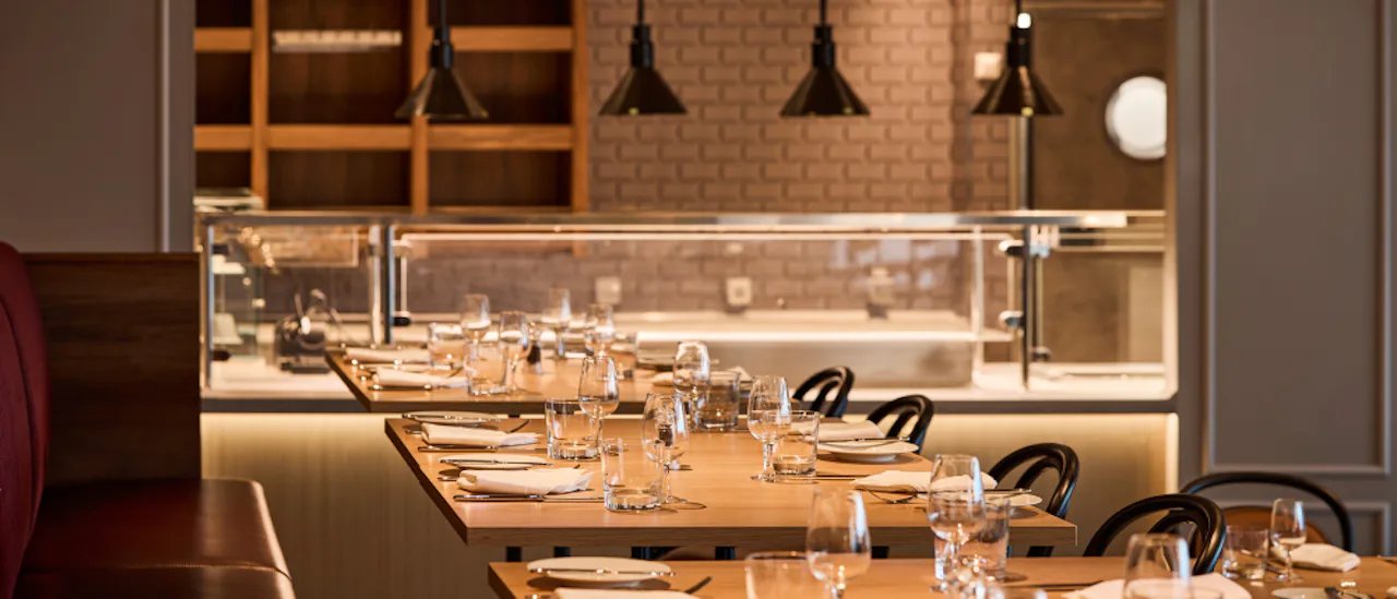 Sur Mer Bistrot är ett franskt bistro med typisk parisisk caféatmosfär