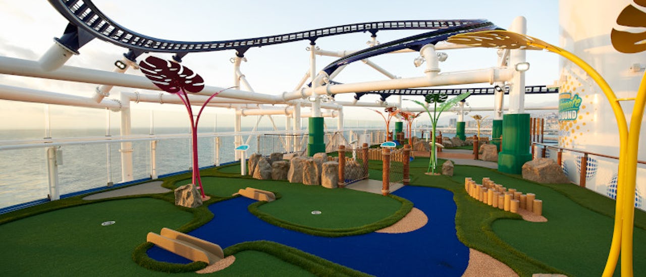 Challenge your party in minigolf!