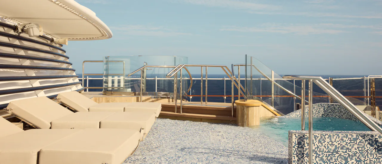 Atoll Pool & Bar - en intim pool med en avkopplande atmosfär