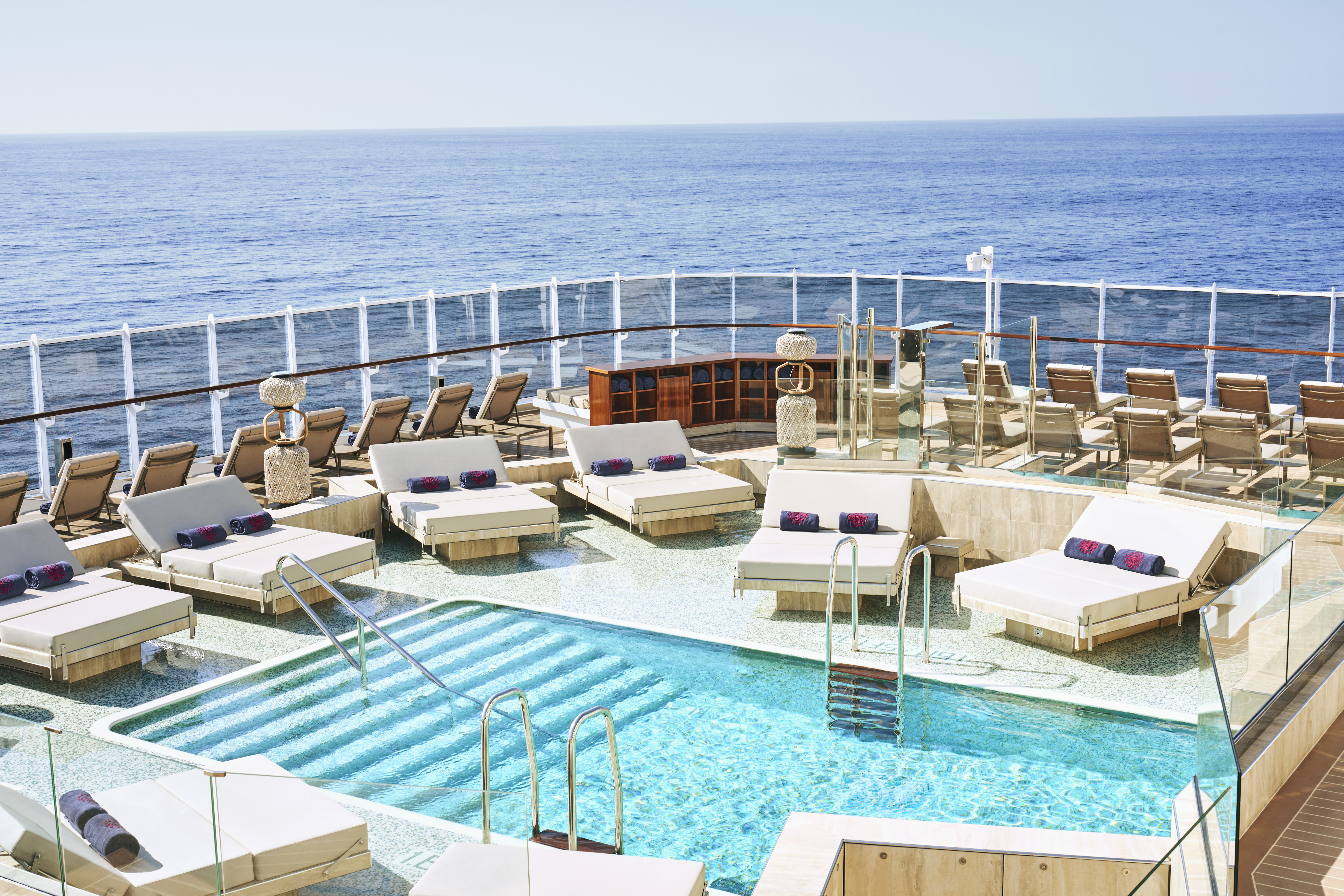 Atoll Pool & Bar - en intim pool med en avkopplande atmosfär