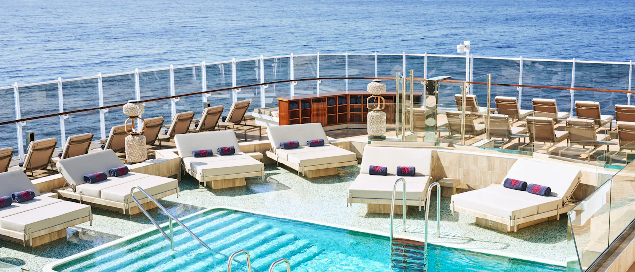 Atoll Pool & Bar - en intim pool med en avkopplande atmosfär