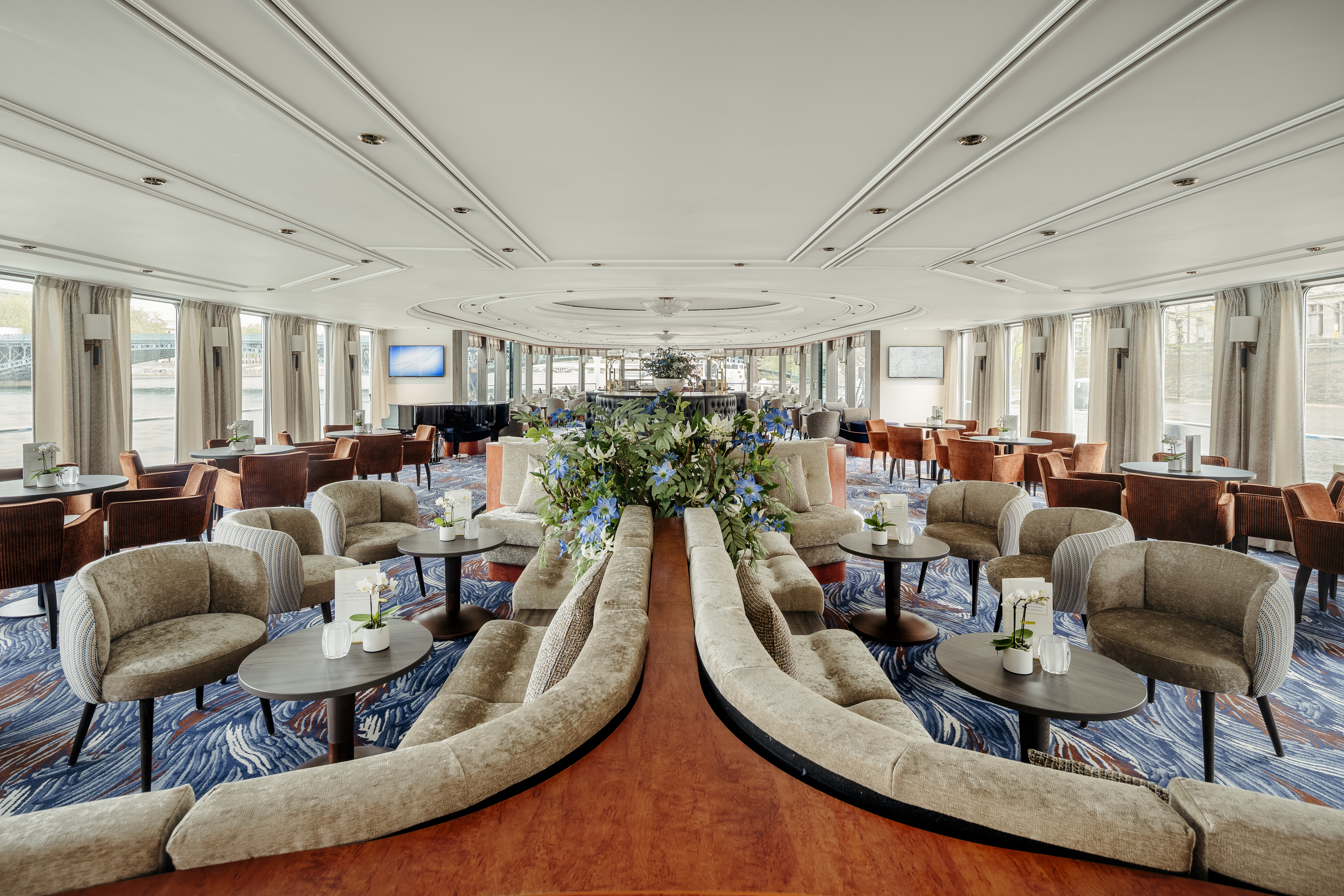 Voyage Lounge & Bar