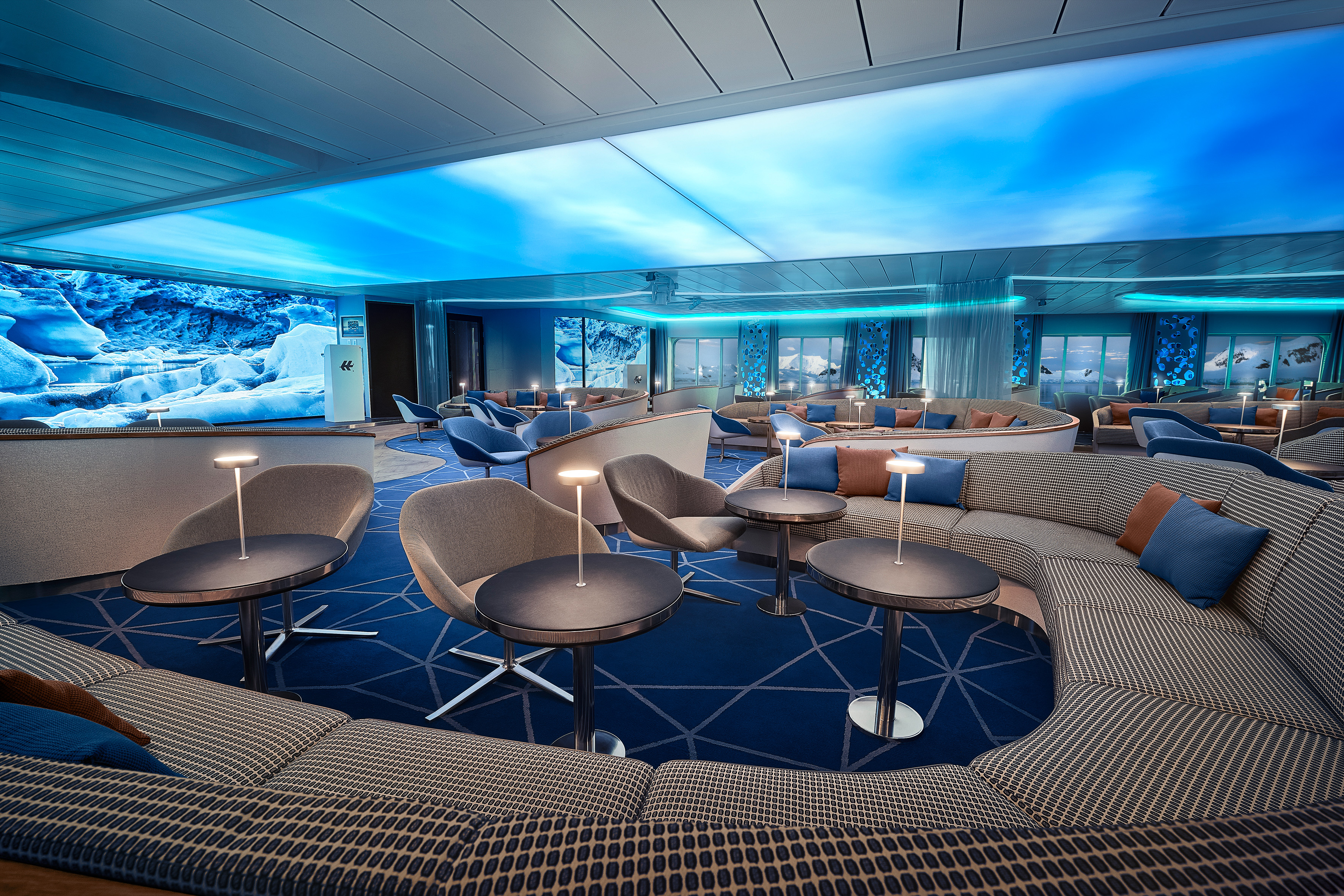 Onboard lectures, briefings and other enrichment activities are held in the HanseAtrium, the ship's social hub